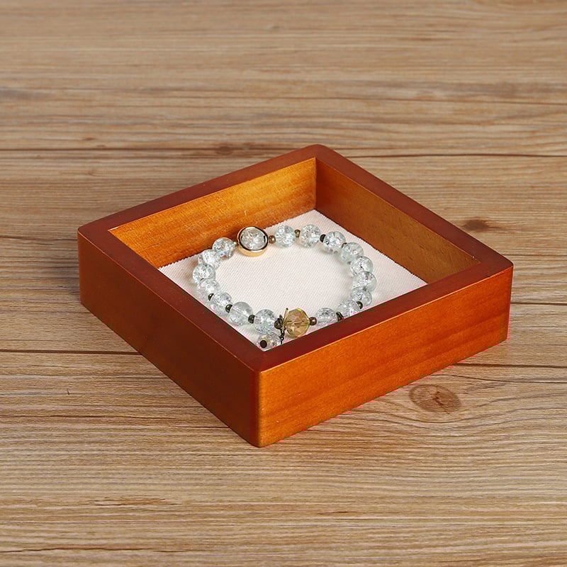 Masīva koka rokassprādžu statīvs, kvadrātformas, viens līmenis, augstas kvalitātes stilā, ar aerosola laku apdari