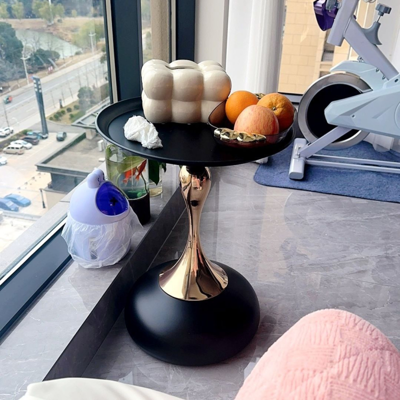 Kafijas galdiņš itāļu stilā ar izliektu siluetu, metāla konstrukcija, pārvietojams, mūsdienīgs mājas interjers, Jaunais ķīniešu stils