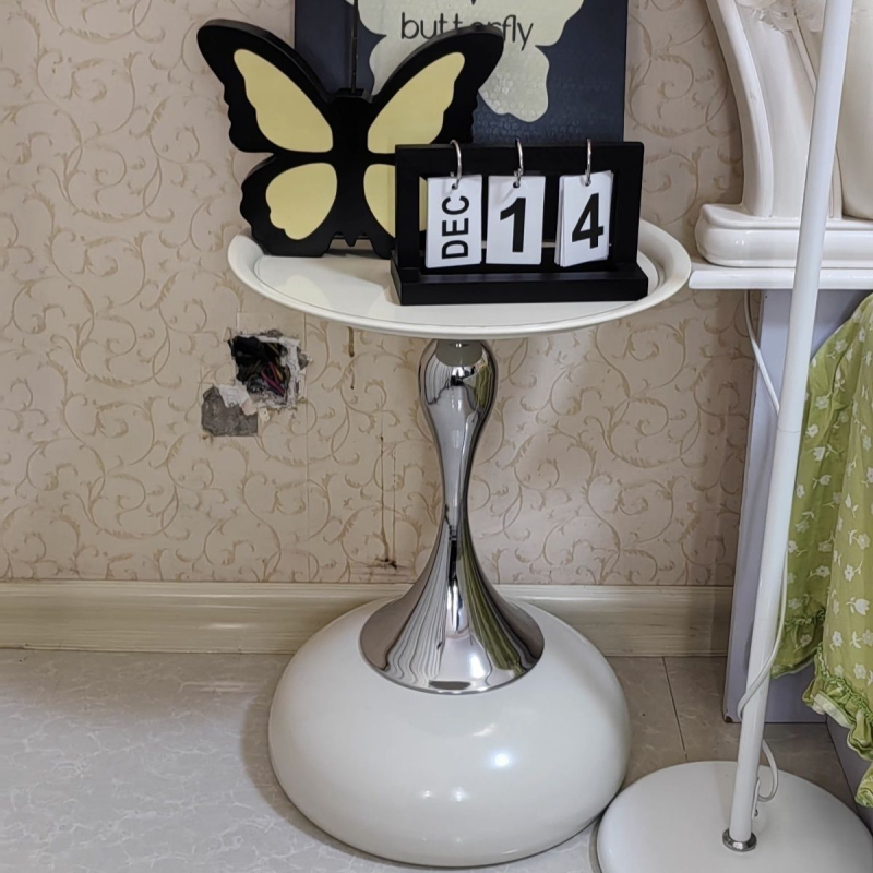 Kafijas galdiņš itāļu stilā ar izliektu siluetu, metāla konstrukcija, pārvietojams, mūsdienīgs mājas interjers, Jaunais ķīniešu stils