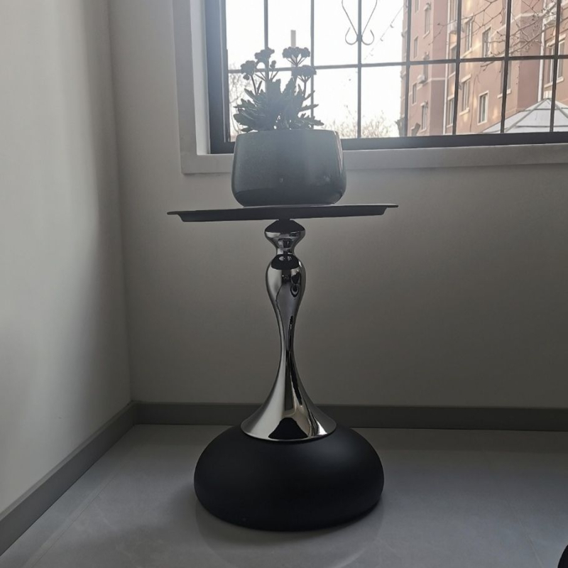 Kafijas galdiņš itāļu stilā ar izliektu siluetu, metāla konstrukcija, pārvietojams, mūsdienīgs mājas interjers, Jaunais ķīniešu stils