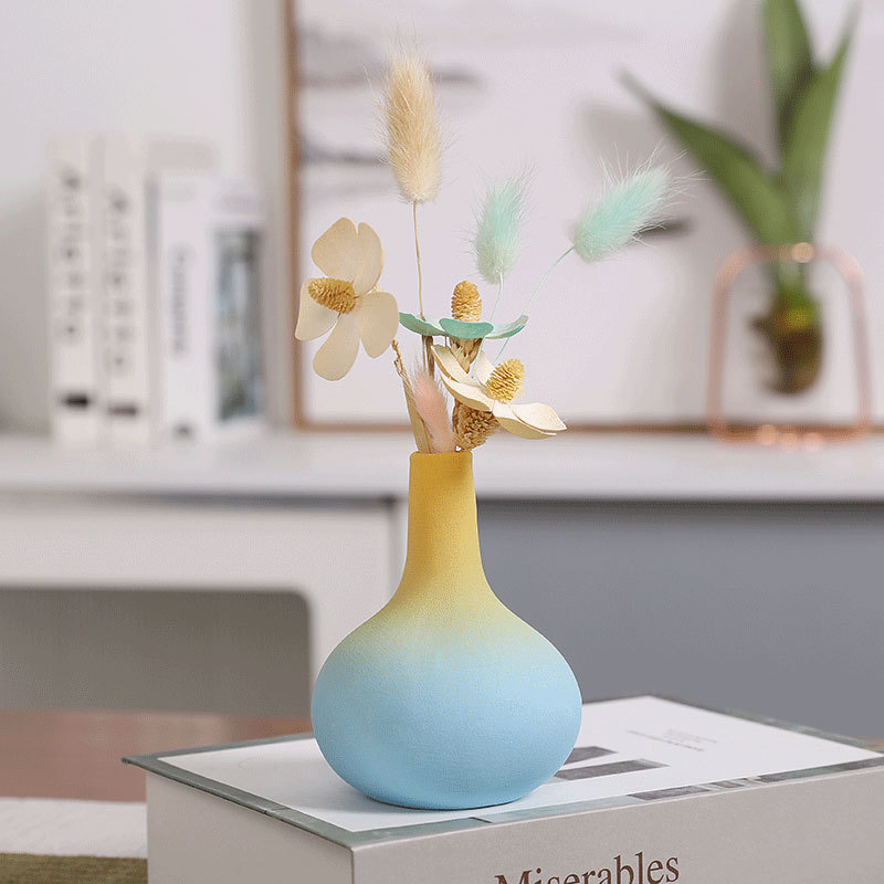 Porcelāna vāze – matēts gradienta apdare, nordiskais moderns stils, kartona iepakojums