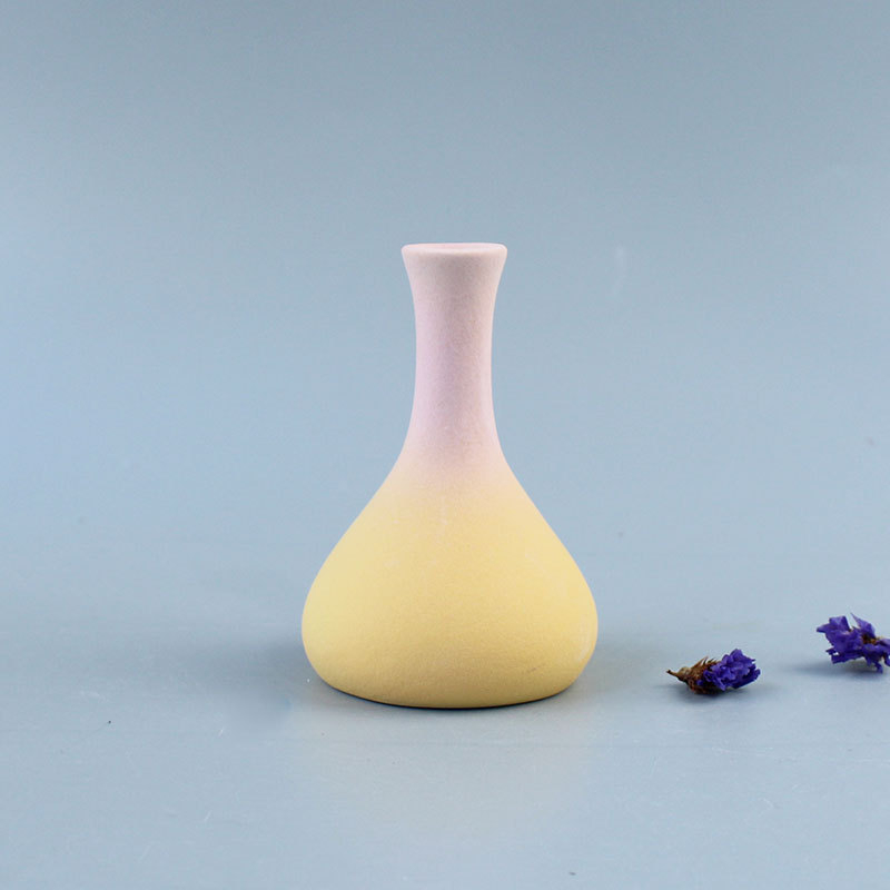 Porcelāna vāze – matēts gradienta apdare, nordiskais moderns stils, kartona iepakojums