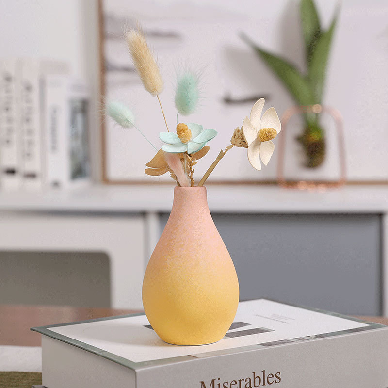 Porcelāna vāze – matēts gradienta apdare, nordiskais moderns stils, kartona iepakojums