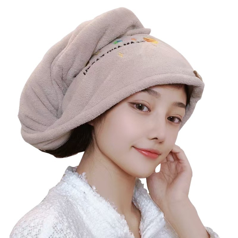 Korāla flīša izšūta dušas cepure matu žāvešanai sievietēm; svars 80–99 g; 21 diegs; šūta