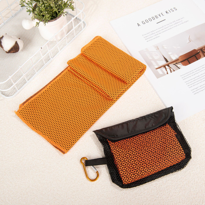 Sporttörölköző hűtő funkcióval, poliészter, gyors száradás, vízfelvétel 0–5 s, 130 g/m²