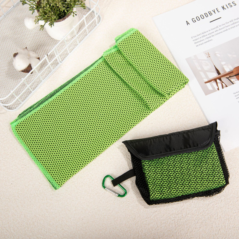 Sporttörölköző hűtő funkcióval, poliészter, gyors száradás, vízfelvétel 0–5 s, 130 g/m²