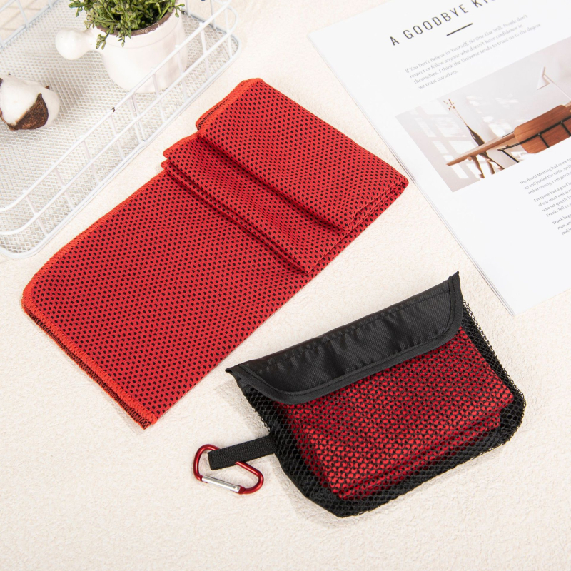 Sporttörölköző hűtő funkcióval, poliészter, gyors száradás, vízfelvétel 0–5 s, 130 g/m²