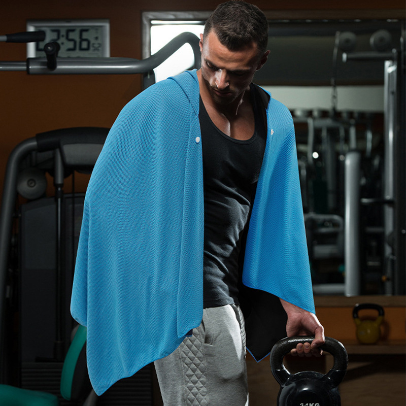 Kültéri sport törölköző kapucnival – hideg selyemből, gyors száradás, napvédelmi funkció, súly 170–200 g, sima szövés