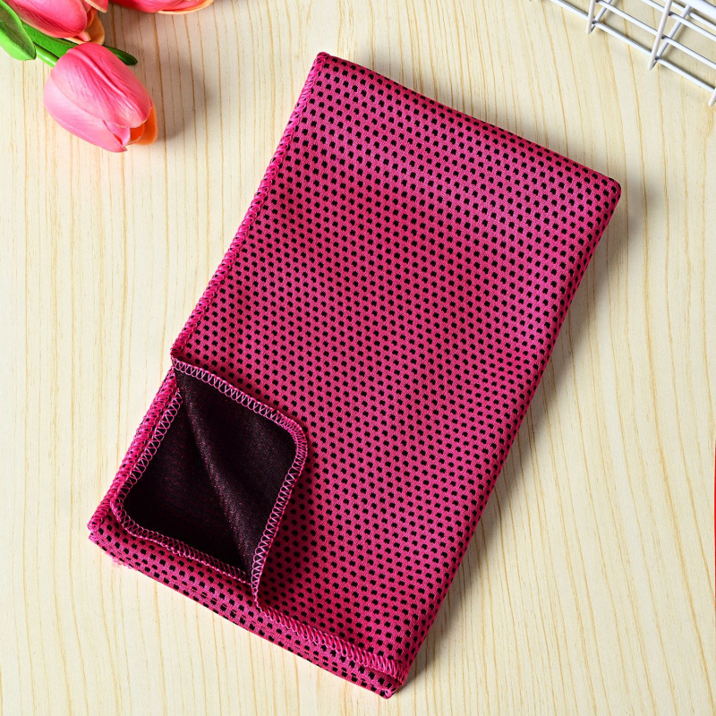 Holy One sport törölköző, poliészter anyag, hűtő és gyors száradás, nyomtatott logó, testre szabható.