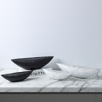 Vaza su valtimi primenančiu korpusu ir kriauklės-loto dizainu, iš dervos, šiuolaikiniu minimalistiniu stiliumi