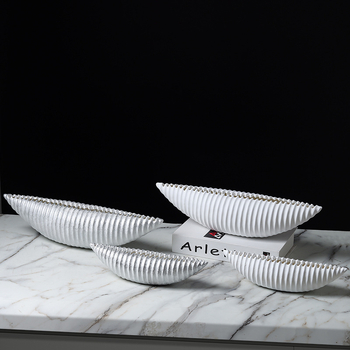 Vaza su valtimi primenančiu korpusu ir kriauklės-loto dizainu, iš dervos, šiuolaikiniu minimalistiniu stiliumi