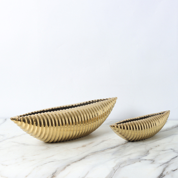 Vaza su valtimi primenančiu korpusu ir kriauklės-loto dizainu, iš dervos, šiuolaikiniu minimalistiniu stiliumi