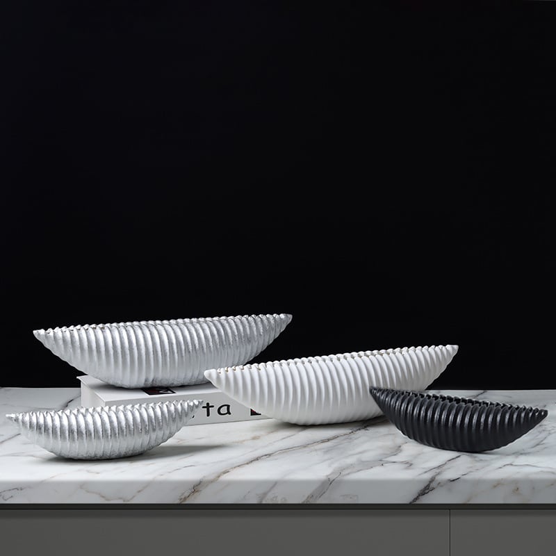 Vaza su valtimi primenančiu korpusu ir kriauklės-loto dizainu, iš dervos, šiuolaikiniu minimalistiniu stiliumi