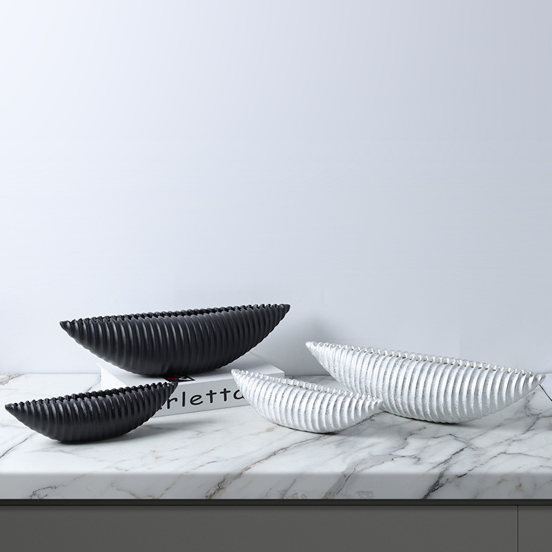 Vaza su valtimi primenančiu korpusu ir kriauklės-loto dizainu, iš dervos, šiuolaikiniu minimalistiniu stiliumi