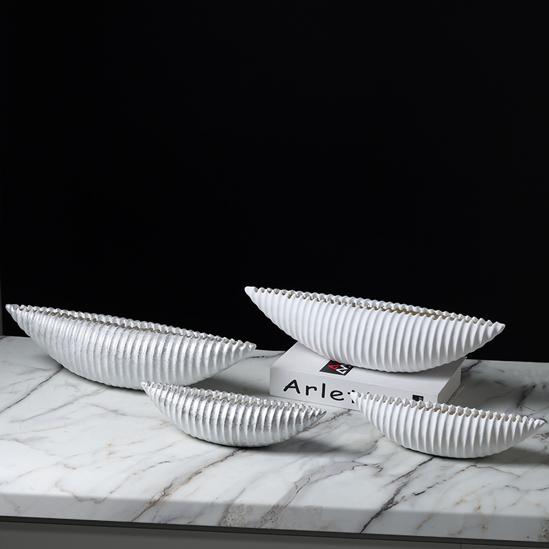 Vaza su valtimi primenančiu korpusu ir kriauklės-loto dizainu, iš dervos, šiuolaikiniu minimalistiniu stiliumi