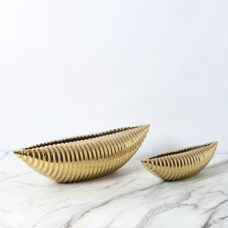 Vaza su valtimi primenančiu korpusu ir kriauklės-loto dizainu, iš dervos, šiuolaikiniu minimalistiniu stiliumi