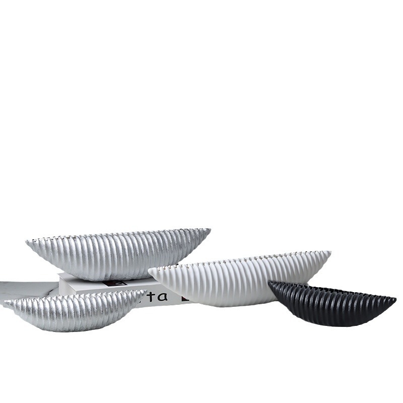 Vaza su valtimi primenančiu korpusu ir kriauklės-loto dizainu, iš dervos, šiuolaikiniu minimalistiniu stiliumi