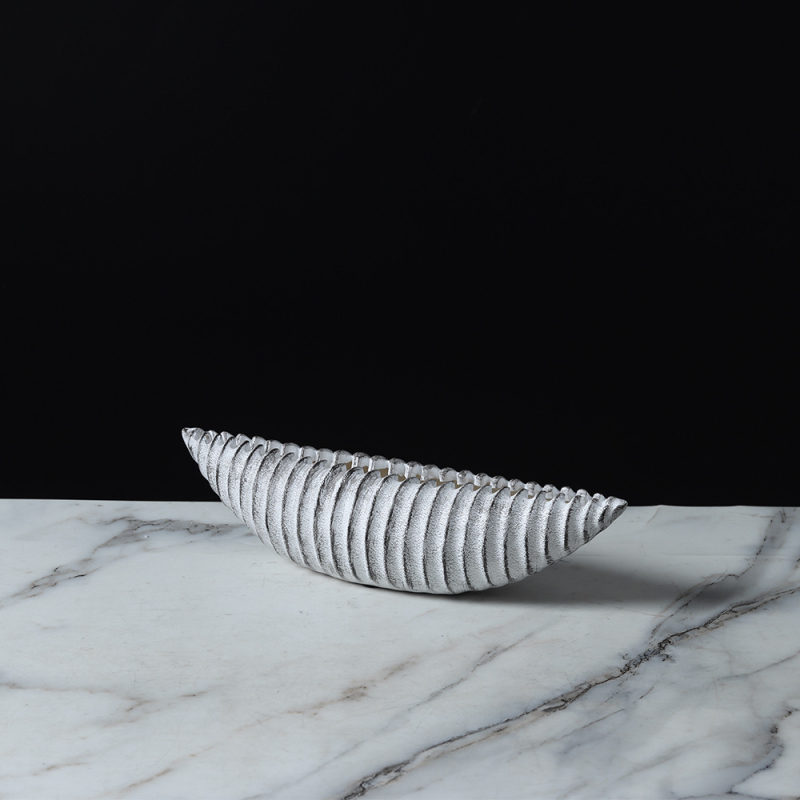 Vaza su valtimi primenančiu korpusu ir kriauklės-loto dizainu, iš dervos, šiuolaikiniu minimalistiniu stiliumi