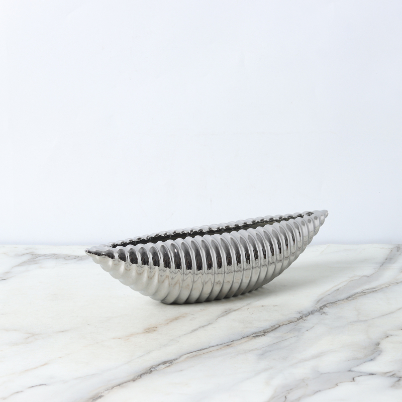 Vaza su valtimi primenančiu korpusu ir kriauklės-loto dizainu, iš dervos, šiuolaikiniu minimalistiniu stiliumi