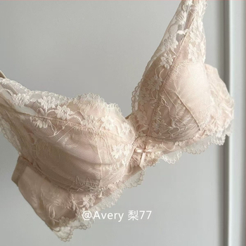 Bezvadu franču stila mežģīņu push-up krūšturis ar formētām kupām — augšējā daļa plāna, apakšējā daļa bieza; neilona audums ar spandeksa pildījumu; elpojošs; aizmugurē trīs rindu aizdare