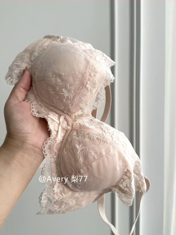 Bezvadu franču stila mežģīņu push-up krūšturis ar formētām kupām — augšējā daļa plāna, apakšējā daļa bieza; neilona audums ar spandeksa pildījumu; elpojošs; aizmugurē trīs rindu aizdare