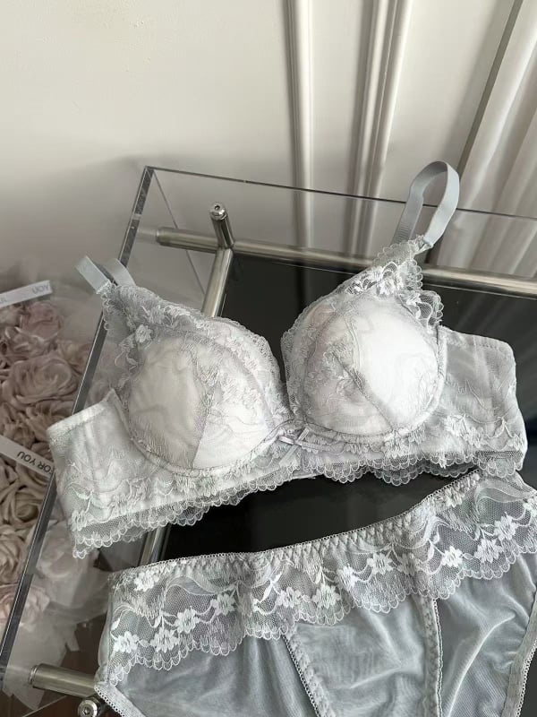 Bezvadu franču stila mežģīņu push-up krūšturis ar formētām kupām — augšējā daļa plāna, apakšējā daļa bieza; neilona audums ar spandeksa pildījumu; elpojošs; aizmugurē trīs rindu aizdare