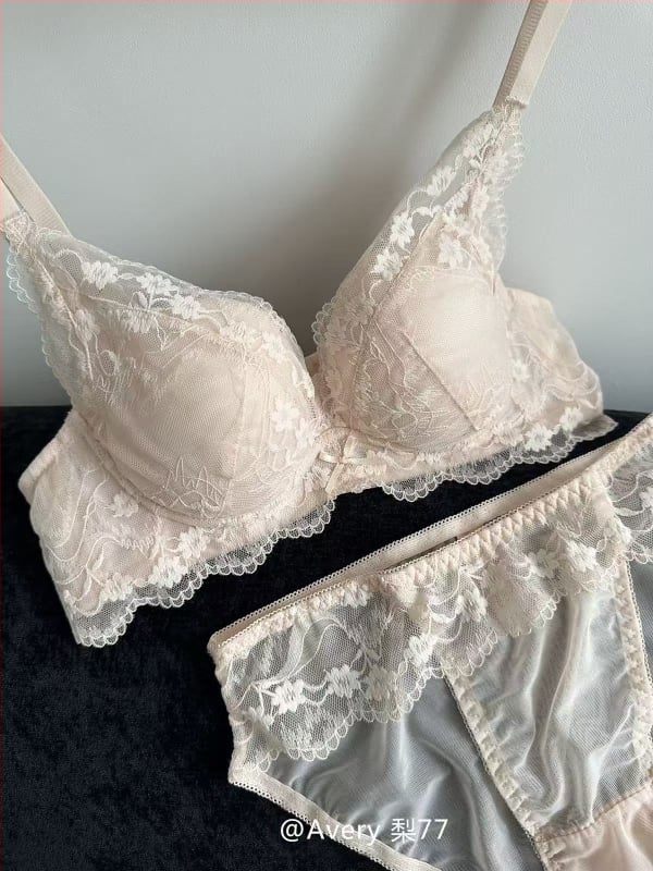 Bezvadu franču stila mežģīņu push-up krūšturis ar formētām kupām — augšējā daļa plāna, apakšējā daļa bieza; neilona audums ar spandeksa pildījumu; elpojošs; aizmugurē trīs rindu aizdare