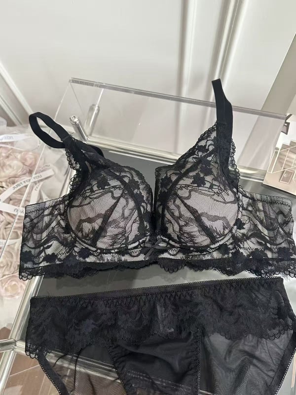 Bezvadu franču stila mežģīņu push-up krūšturis ar formētām kupām — augšējā daļa plāna, apakšējā daļa bieza; neilona audums ar spandeksa pildījumu; elpojošs; aizmugurē trīs rindu aizdare