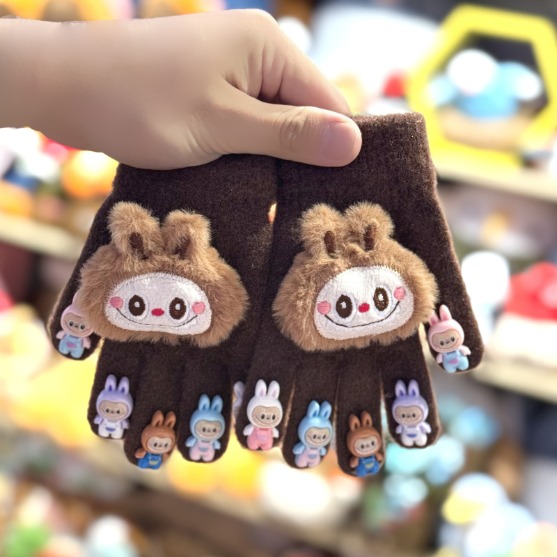 Karikatūras raksts ar atdalītiem pirkstiem skārienjutīgo ekrānu cimdi, silti adīti cimdi no imitētās kažokādas materiāla, vīriešiem un zēniem 3–10 gadi, ziema–rudens