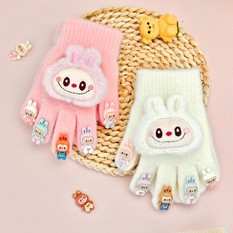 Karikatūras raksts ar atdalītiem pirkstiem skārienjutīgo ekrānu cimdi, silti adīti cimdi no imitētās kažokādas materiāla, vīriešiem un zēniem 3–10 gadi, ziema–rudens