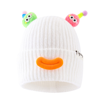 Kötött baba sapka fülvédővel, aranyos csápokkal és bolyhos pomponokkal, cartoon mosolygó arc, meleg akril szálból, 0–12 hónapos korosztály, téli 2025