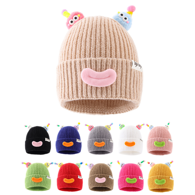 Kötött baba sapka fülvédővel, aranyos csápokkal és bolyhos pomponokkal, cartoon mosolygó arc, meleg akril szálból, 0–12 hónapos korosztály, téli 2025