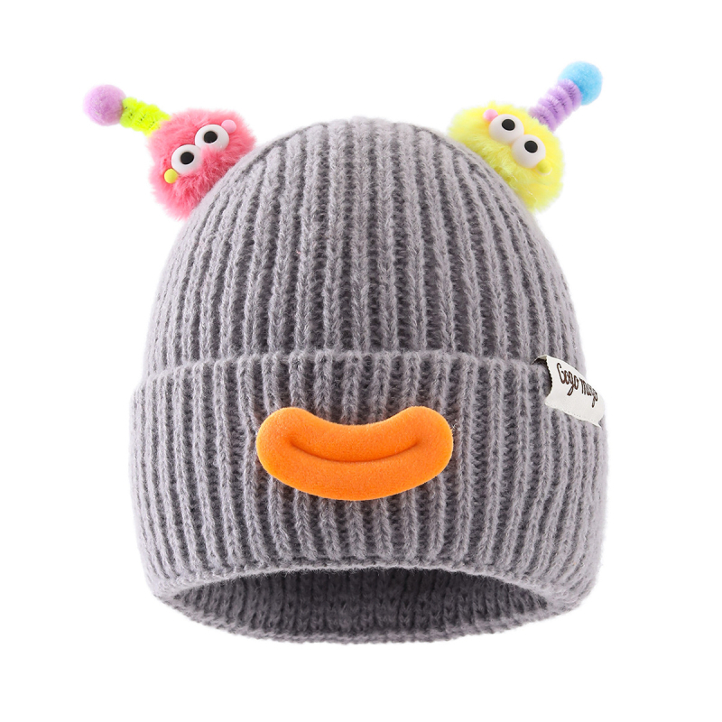 Kötött baba sapka fülvédővel, aranyos csápokkal és bolyhos pomponokkal, cartoon mosolygó arc, meleg akril szálból, 0–12 hónapos korosztály, téli 2025