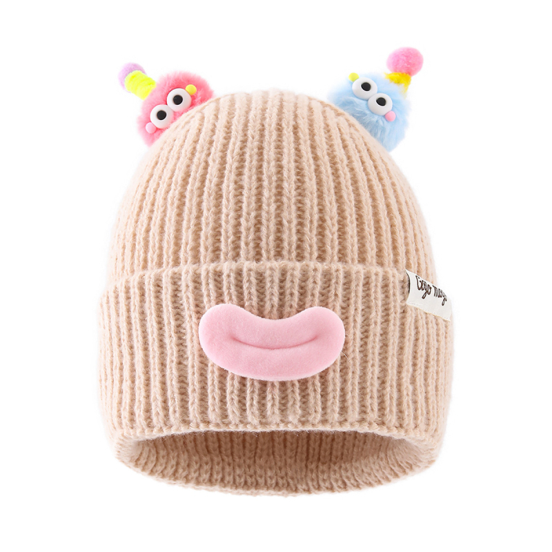 Kötött baba sapka fülvédővel, aranyos csápokkal és bolyhos pomponokkal, cartoon mosolygó arc, meleg akril szálból, 0–12 hónapos korosztály, téli 2025