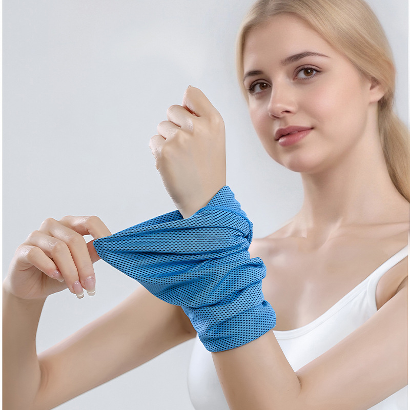 Āra skrējiena sporta dvielis – sviedru uzsūkšana, ātra žāvēšana, elpojošs, dzesējoša sajūta plaukstas locītavā, 40 g, 100% poliesters, logotipa drukāšana iespējama.