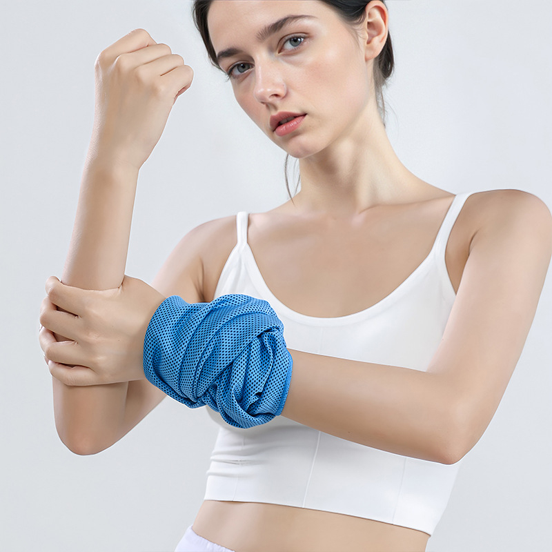 Āra skrējiena sporta dvielis – sviedru uzsūkšana, ātra žāvēšana, elpojošs, dzesējoša sajūta plaukstas locītavā, 40 g, 100% poliesters, logotipa drukāšana iespējama.