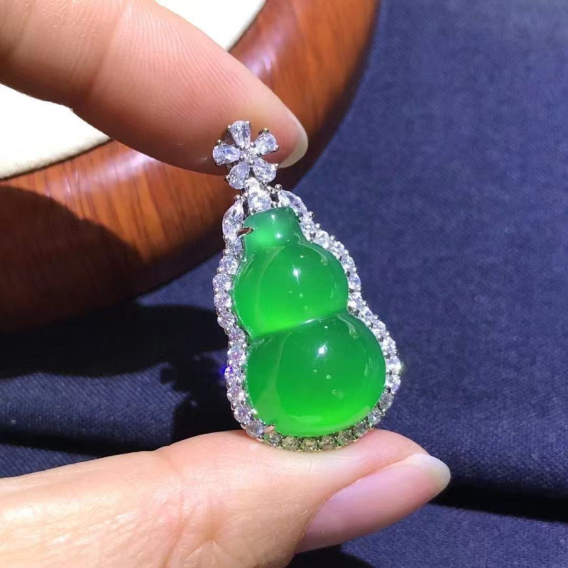 Pakabukas su kalcedonu: natūralus ledo kalcedonas, kriaušės formos, įlaidinimas, Si2 skaidrumas