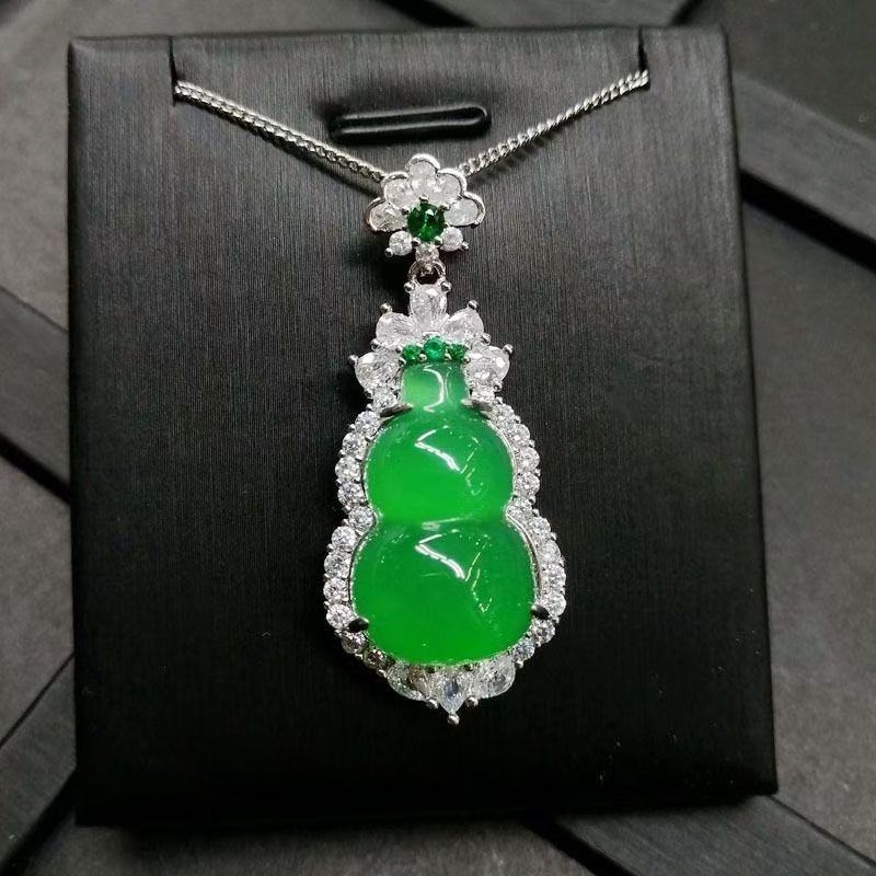 Pakabukas su kalcedonu: natūralus ledo kalcedonas, kriaušės formos, įlaidinimas, Si2 skaidrumas