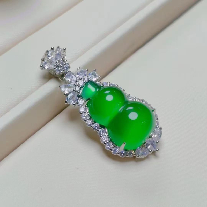 Pakabukas su kalcedonu: natūralus ledo kalcedonas, kriaušės formos, įlaidinimas, Si2 skaidrumas