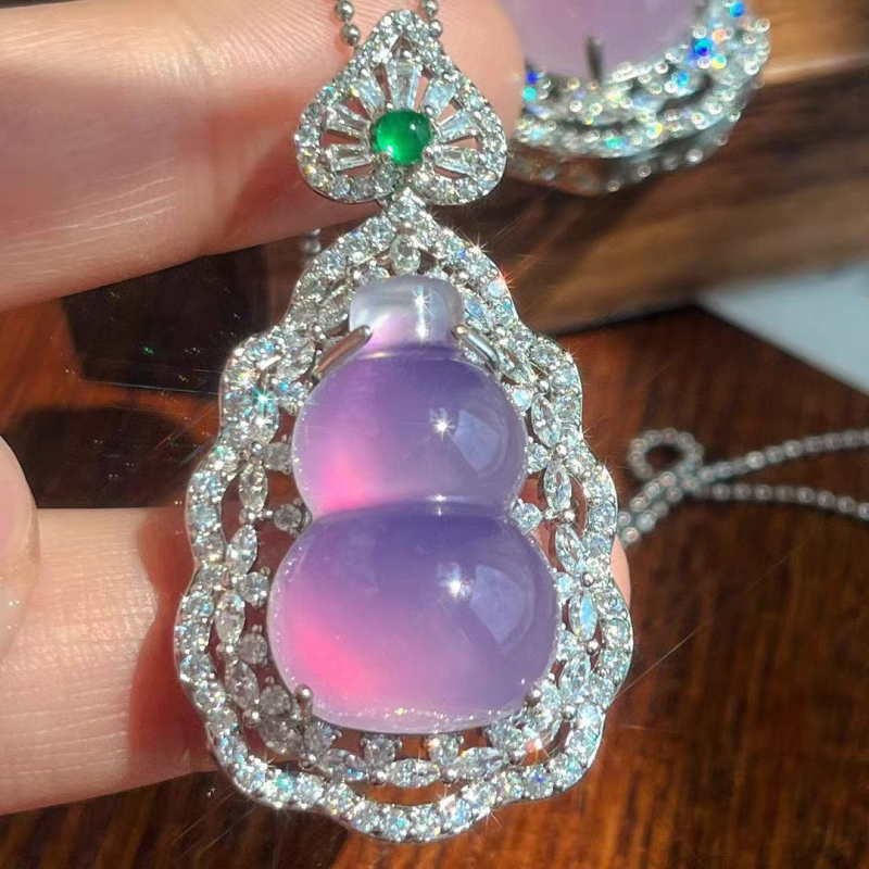 Pakabukas su kalcedonu: natūralus ledo kalcedonas, kriaušės formos, įlaidinimas, Si2 skaidrumas