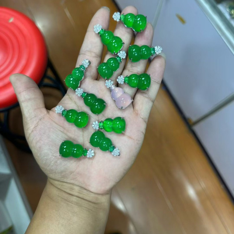 Pakabukas su kalcedonu: natūralus ledo kalcedonas, kriaušės formos, įlaidinimas, Si2 skaidrumas