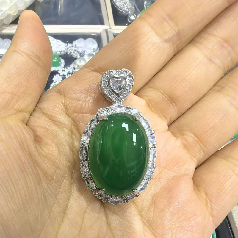 Pakabukas su kalcedonu: natūralus ledo kalcedonas, kriaušės formos, įlaidinimas, Si2 skaidrumas