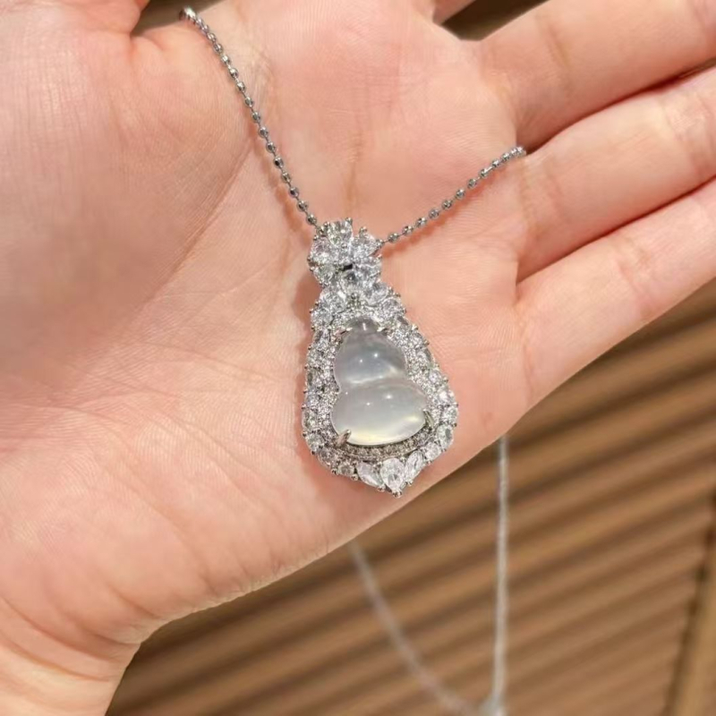 Pakabukas su kalcedonu: natūralus ledo kalcedonas, kriaušės formos, įlaidinimas, Si2 skaidrumas