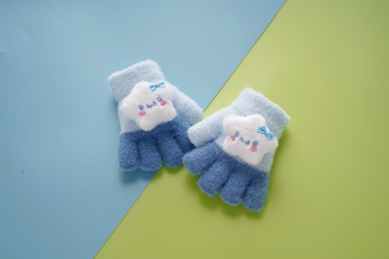 Bērnu adīti piecpirkstu cimdi rudens–ziemas sezonai – karikatūru raksts, silti, universāli, bērniem