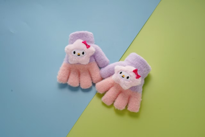 Bērnu adīti piecpirkstu cimdi rudens–ziemas sezonai – karikatūru raksts, silti, universāli, bērniem