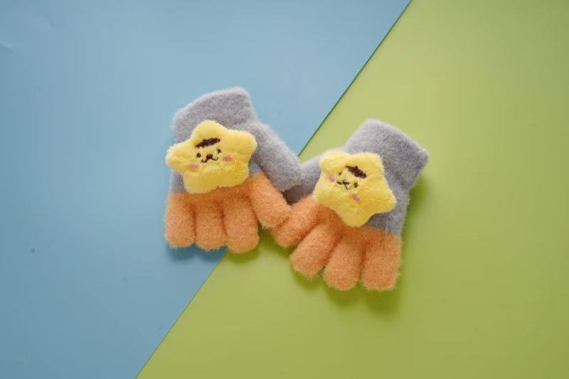 Bērnu adīti piecpirkstu cimdi rudens–ziemas sezonai – karikatūru raksts, silti, universāli, bērniem