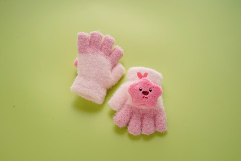 Bērnu adīti piecpirkstu cimdi rudens–ziemas sezonai – karikatūru raksts, silti, universāli, bērniem