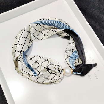 Vuneni kvadratni šal s magnetskim zatvaračem i perlenskim detaljem, francuski stil lagani luksuz za vrat i dekolte, svestran dodatak, ljeto 2025