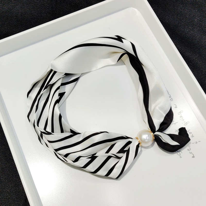 Vuneni kvadratni šal s magnetskim zatvaračem i perlenskim detaljem, francuski stil lagani luksuz za vrat i dekolte, svestran dodatak, ljeto 2025