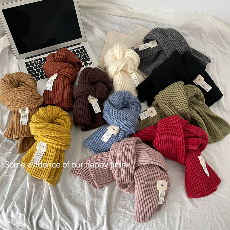 Kötött sál téli használatra, imitált kasmír és poliészter keverék, közepes hosszúságú, különleges divat